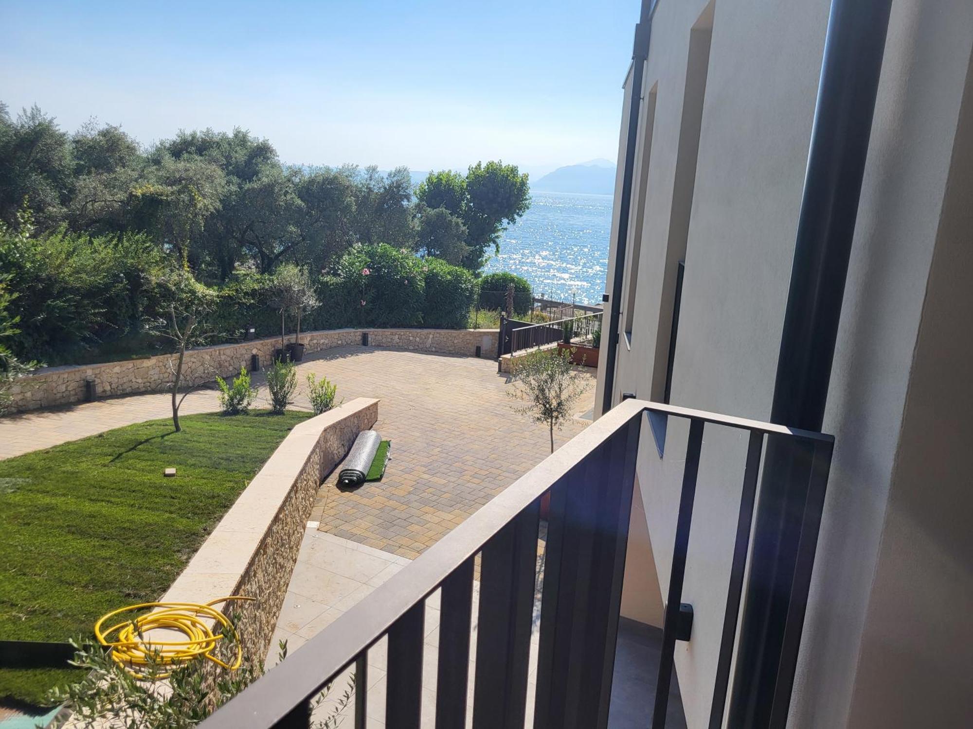 Attilio High Living Suites - Adults Only Torri Del Benaco Esterno foto