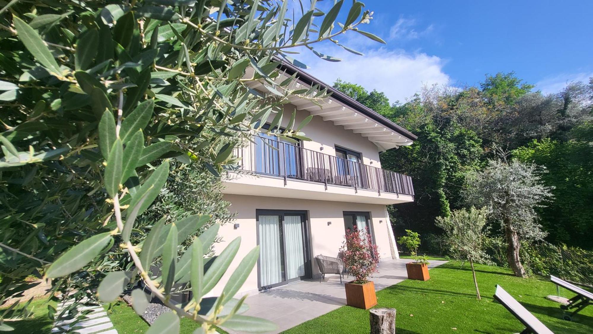 Attilio High Living Suites - Adults Only Torri Del Benaco Esterno foto